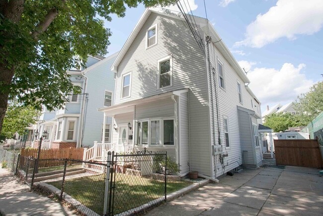 Primary Photo - 9 Concord Ave