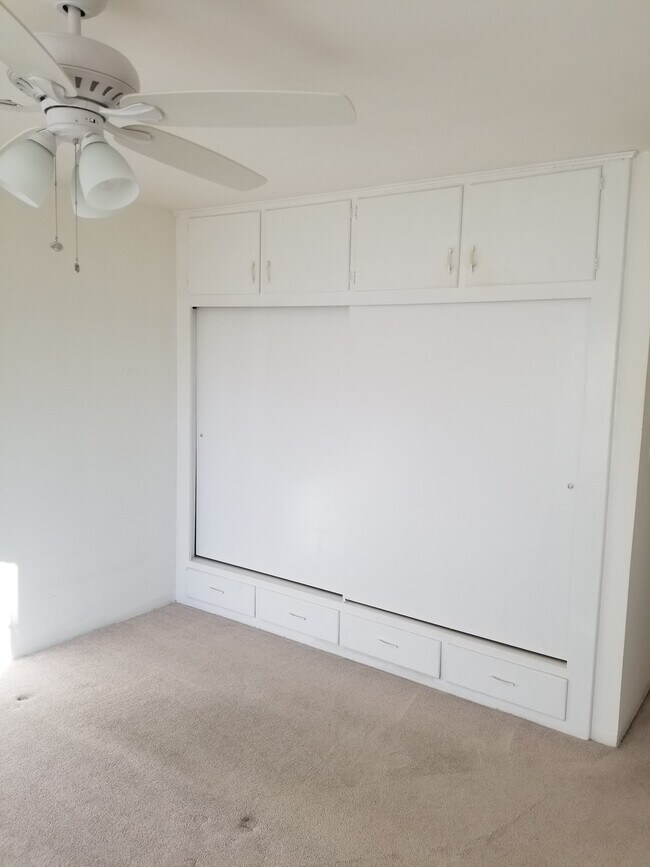 Building Photo - 333 W 33rd St