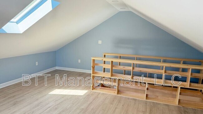 Building Photo - 8800 Plymouth St