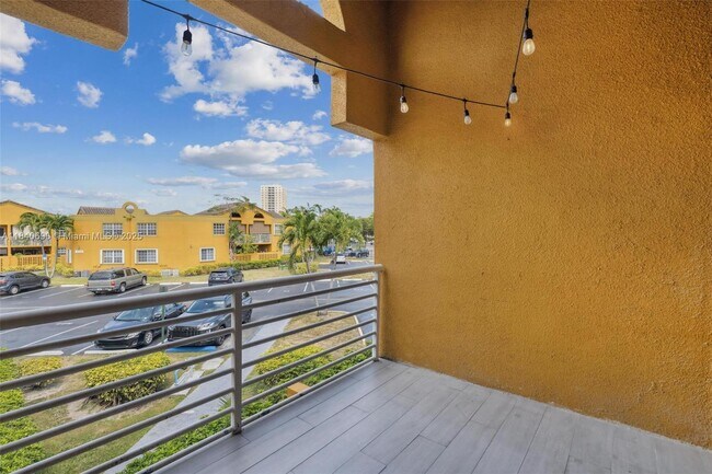 Building Photo - 9741 Fontainebleau Blvd