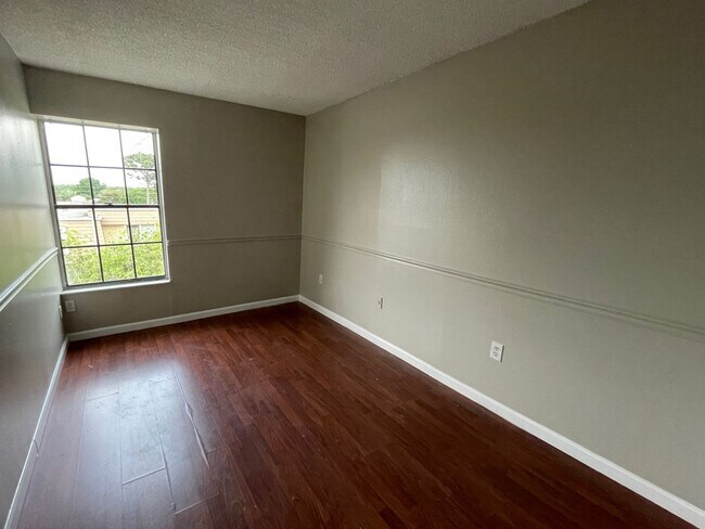 Building Photo - Charming 3-Bedroom, 2.5-Bath Townhome in Village Square Condominiums