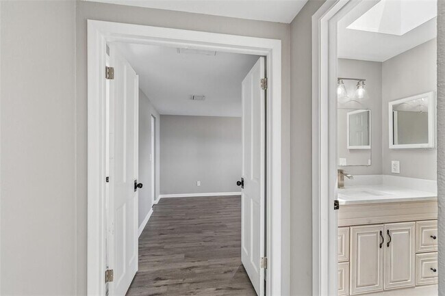 Building Photo - 7111 Gateway Ct