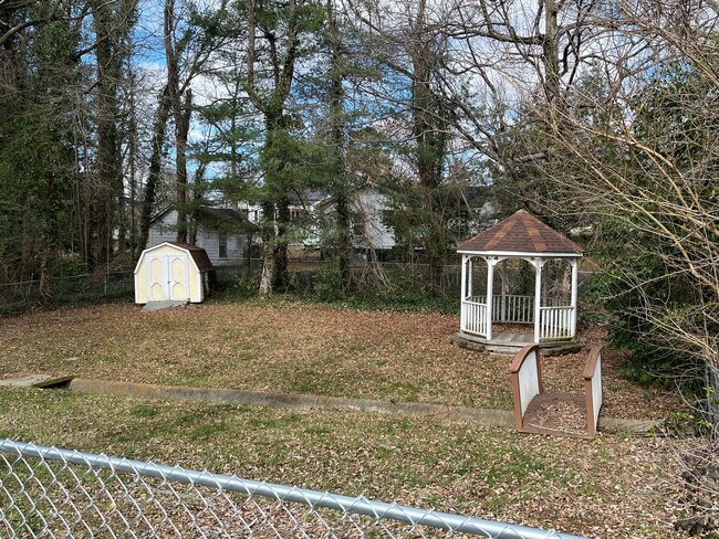 Building Photo - ~~ Cute 3-Bedroom Home w/fenced backyard ~~