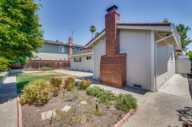 Building Photo - Excellent 3 bedroom, 2 Bath Home with Cent...