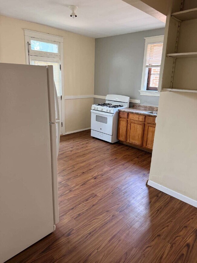 Building Photo - ** MOVE IN SPECIAL** Historic South City Living