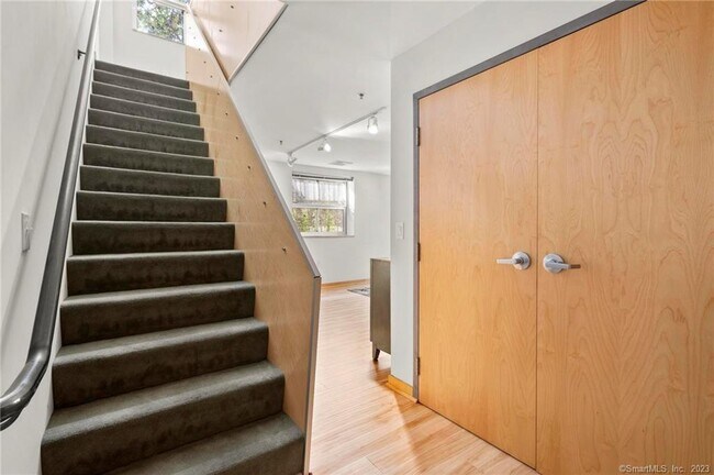 Building Photo - 10 Ann St