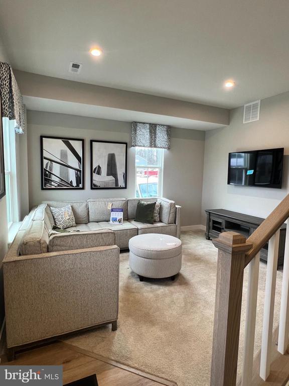 Building Photo - 5 Sidney Ln