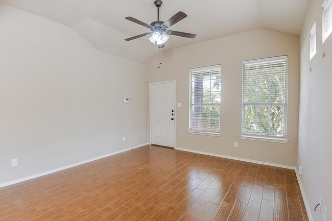 Building Photo - Available Now! Nice 3 Bedroom Townhouse lo...