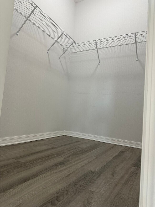 Building Photo - Newer Single Family Home 3-2-2 Seminole