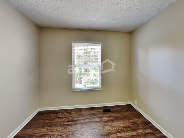 Building Photo - 8612 Oak Creek Dr