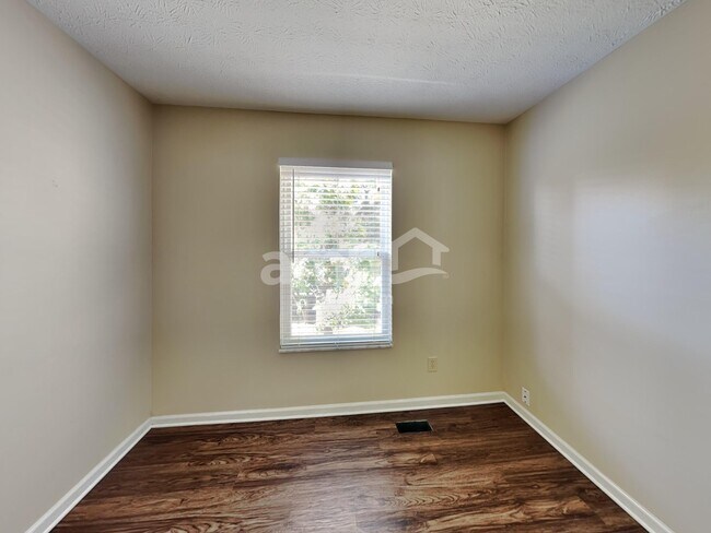 Building Photo - 8612 Oak Creek Dr