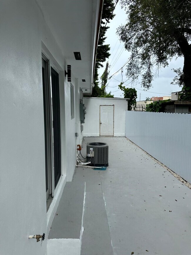 Building Photo - 6100 SW 35th St