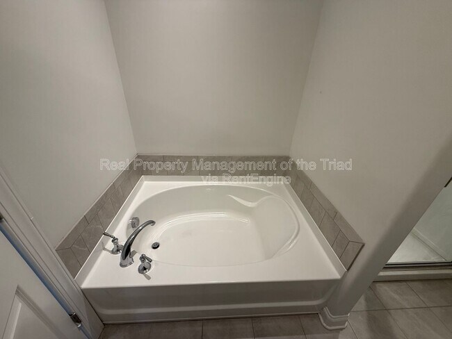 Building Photo - 3833 Thistleberry Rd