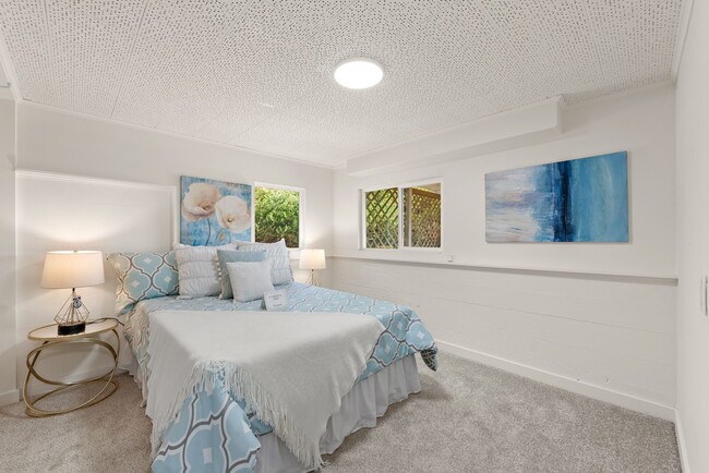 Building Photo - Peaceful Lakefront Living in Kirkland