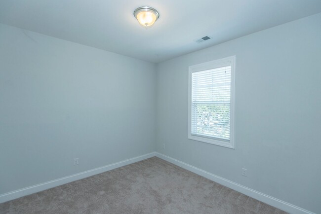 Building Photo - Beautiful Oyster Point Townhome - Mt. Plea...