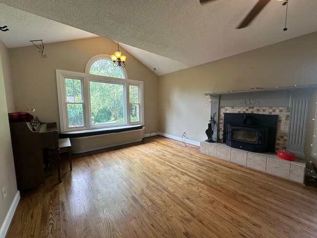 Building Photo - Large Weaverville Rental!