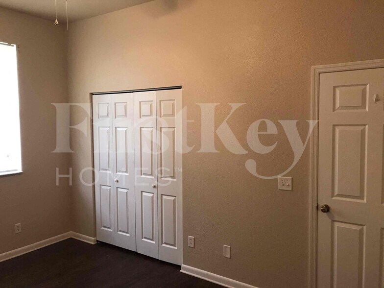 Building Photo - 1036 SE 11th Terrace