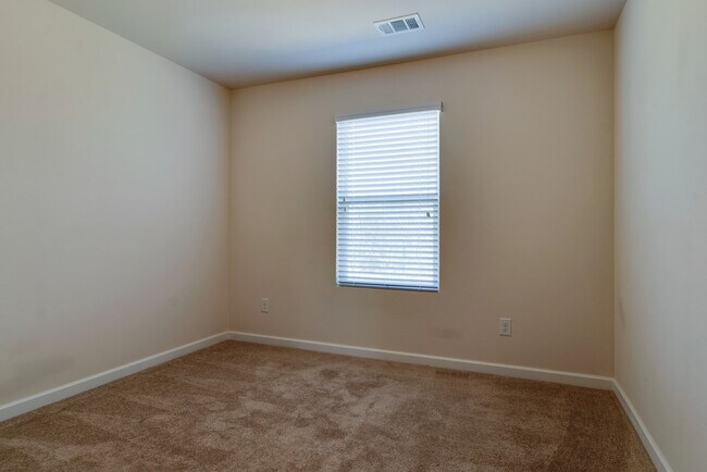 Building Photo - 4 BR/2.5 BA Home - A Rare Rental Between C...