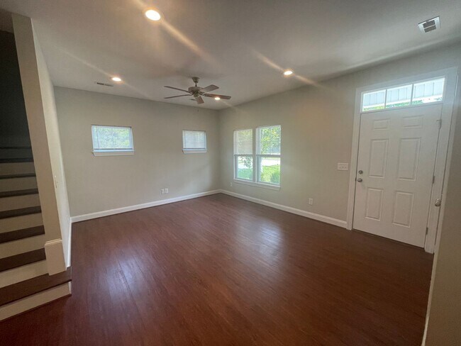 Building Photo - 3 bedroom 2.5 Bathroom House Welcomes Stud...