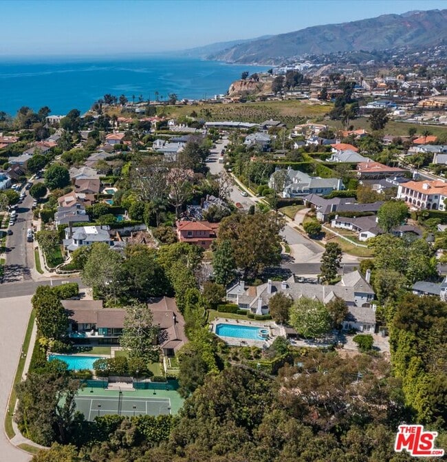 Building Photo - 400 Toyopa Dr