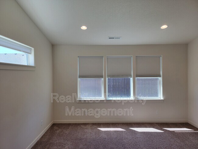 Building Photo - 2482 NW Glen Oak Ave