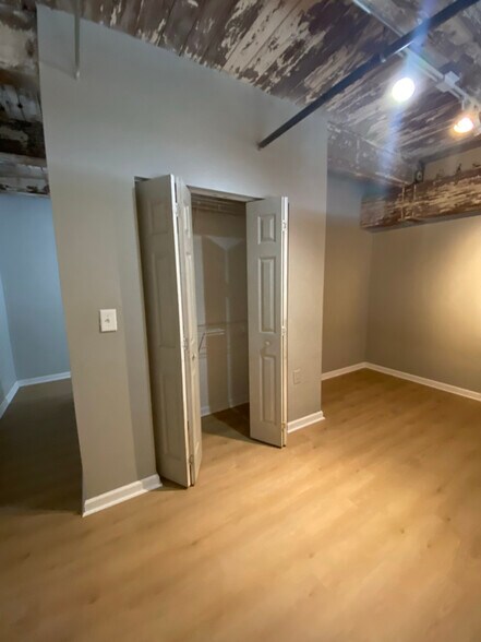 Building Photo - 326 Nelson St SW