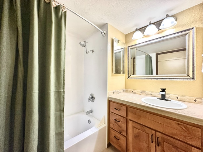 Building Photo - 2bd/2ba Kirkland Condo