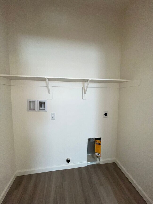 Building Photo - 4214