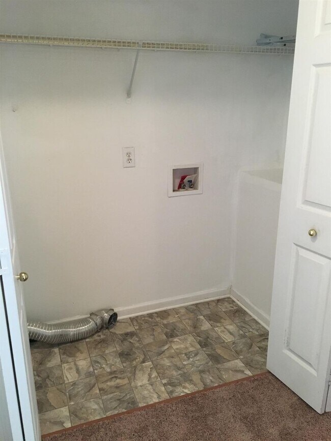 Building Photo - 3 Bedroom Hendersonville Ranch