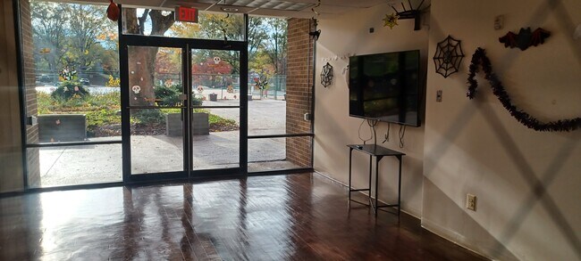 Building Photo - 2311 Pimmit Dr