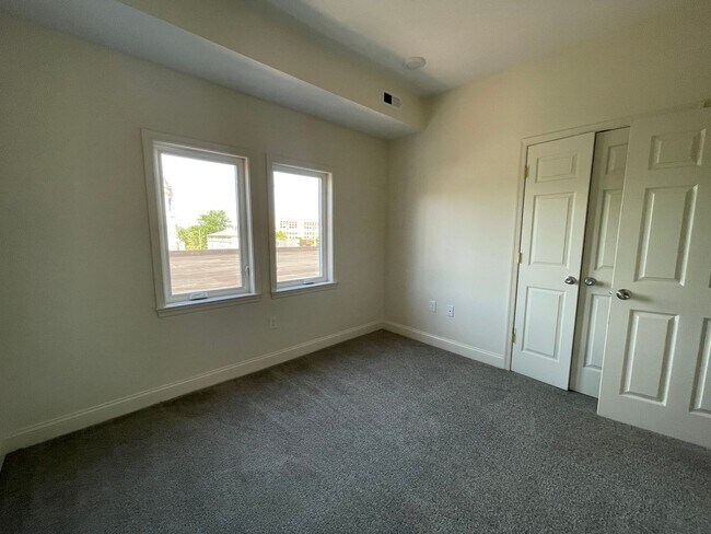 Building Photo - 6905 Belair Rd