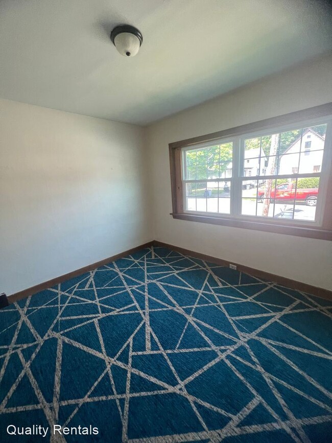 Building Photo - 4 br, 1 bath House - 553 E 5TH