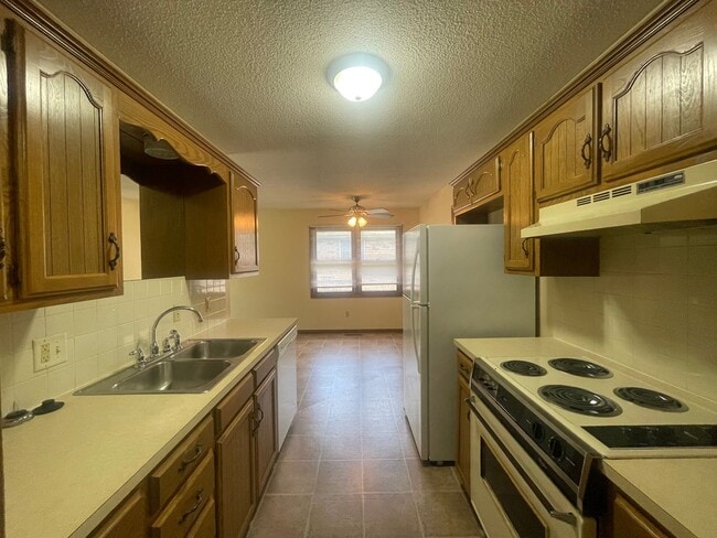 Building Photo - COMING SOON Cozy House 3 bed 2 bath 2 car ...