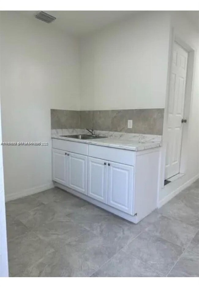 Building Photo - 9860 SW 161st Ave