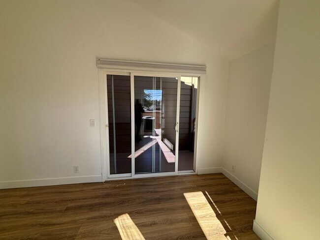 Building Photo - Remodeled 3 Bed 3 Bath Townhome for Rent in Glendale, CA