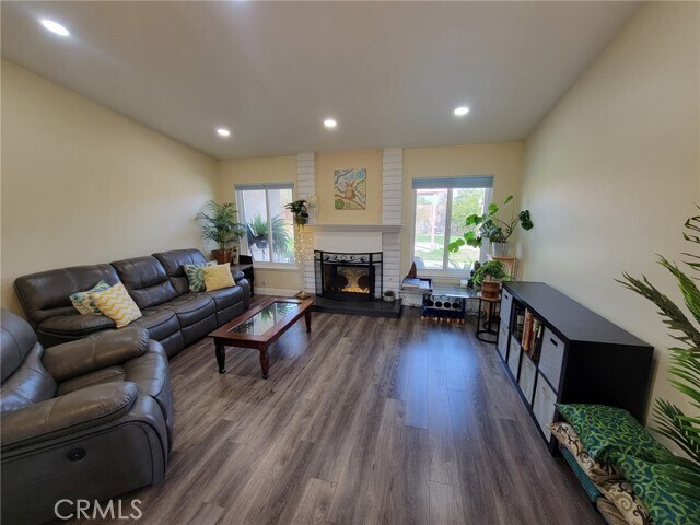 Building Photo - 15375 Manzanita Dr