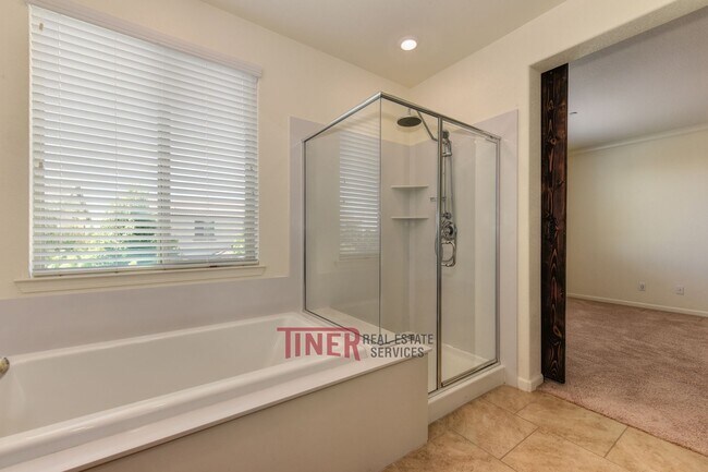 Building Photo - Like New Somerset Ranch Home!