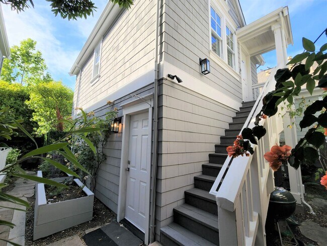 Building Photo - Updated Home Available Now in Downtown Pal...