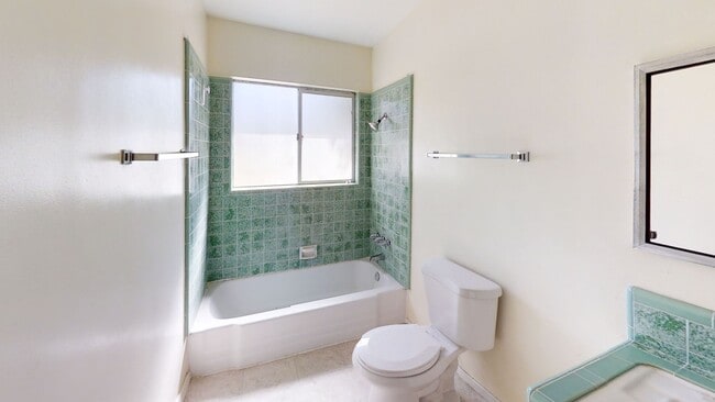 Building Photo - Looking for space, look no further!