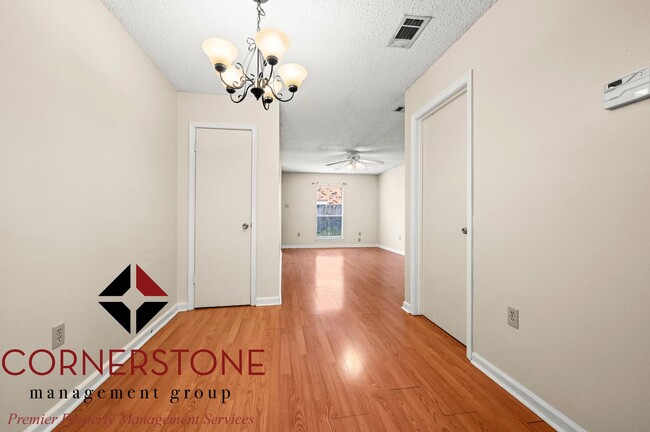 Building Photo - 2 Bed, 1.5 Bath located off of Brightside ...