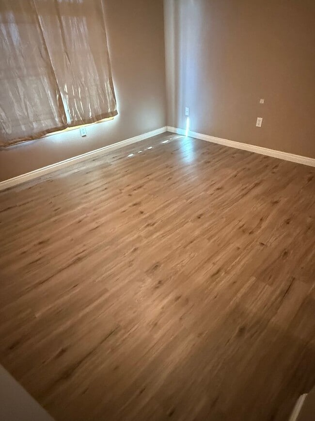 Building Photo - MOVE-IN -READY