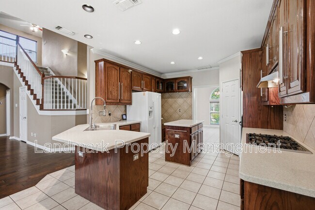 Building Photo - 2115 Lexington Dr