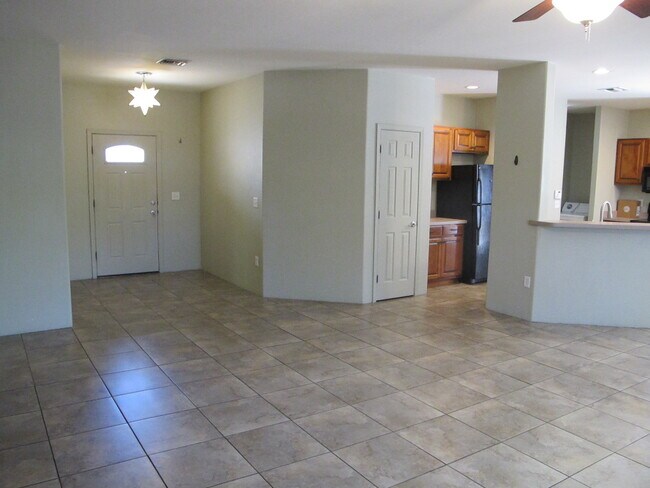 Building Photo - 1305 E Linden St