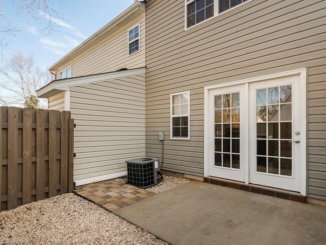 Building Photo - Immaculate Maintenance Free 3 bedroom/2.5 bath Townhouse in Rachel's Keep community off West Wend...