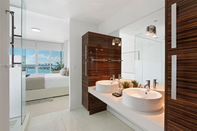 Building Photo - 2020 N Bayshore Dr