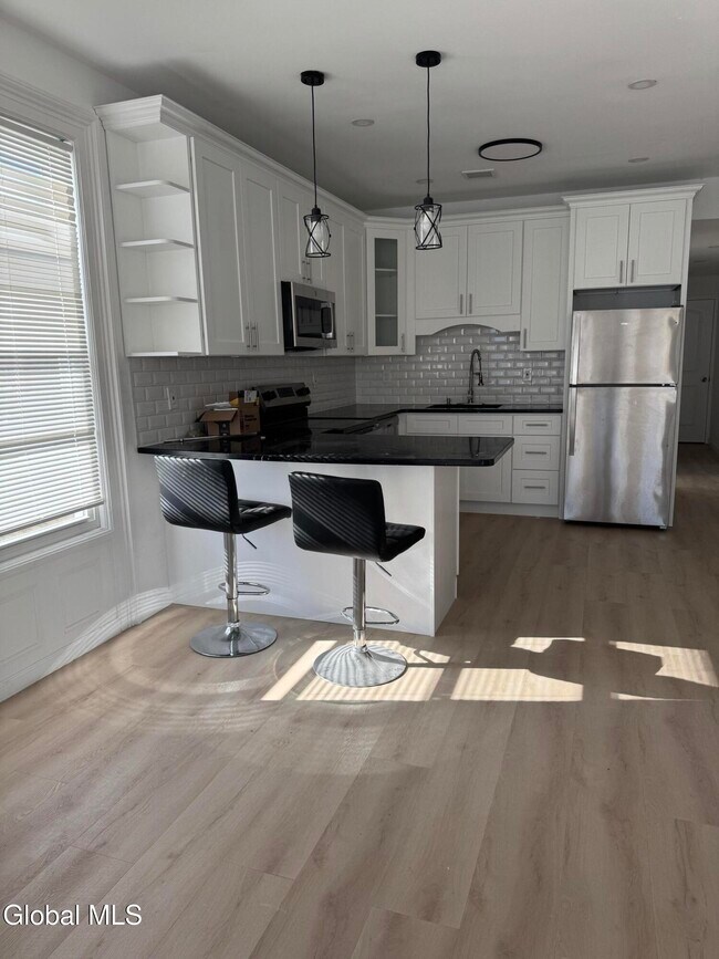 Building Photo - 445 5th Ave