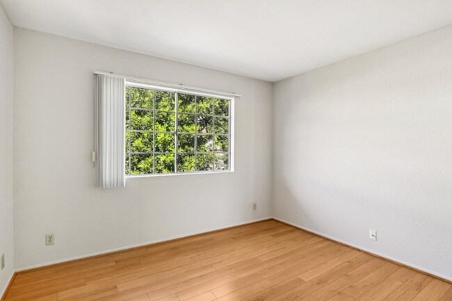 Building Photo - 700 E Cedar Ave