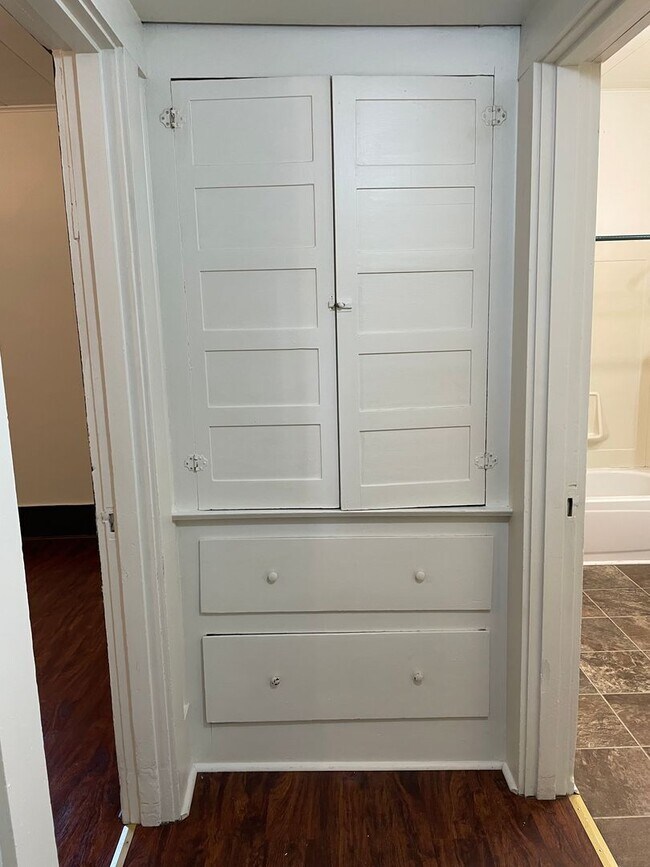 Building Photo - Beautiful Wood Details-Charming 1 Bedroom 1 Bath