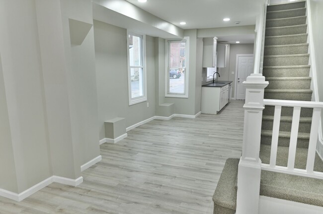 Building Photo - Beautifully Renovated 3 Bedroom with Parking