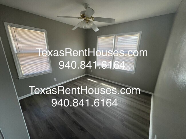 Building Photo - Adorable Home in the heart of Burkburnett!